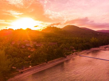 Güzel tropikal plaj ve deniz Island günbatımı zaman seyahat ve tatil için havadan görünümü