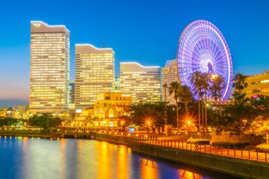 Güzel mimari bina yokohama şehir manzarası alacakaranlıkta Japonya'da