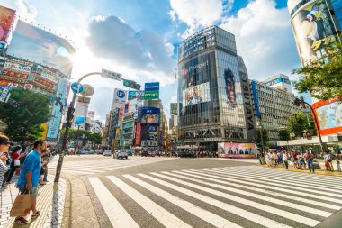 Tokyo, Japonya 29 Temmuz 2018: Shibuya kavşak veya kapısı popüler ve Simgesel Yapı yeme alışveriş için Tokyo'da yerleştirin ve yaya bir sürü burada var