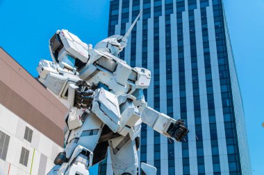 Tokyo Japonya - 1 Ağustos 2018: güzel dev tek boynuzlu at Gundam Model ve dalgıç şehir plaza Tokyo alışveriş merkezinde Odaiba önünde duran heykeli ada Japonya