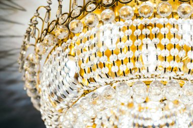 Çok güzel bir kristal avize dekorasyonu.