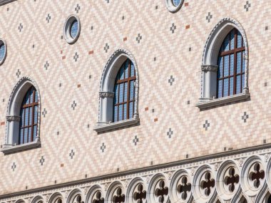 Güzel mimari pencere ve duvar ile bina dış İtalya tarzı