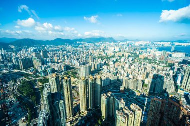 Hong Kong şehrinin güzel mimari binası mavi gökyüzünde ufuk çizgisi.