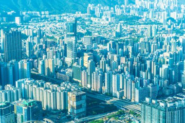 Hong Kong şehrinin güzel mimari binası mavi gökyüzünde ufuk çizgisi.