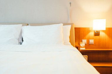 Beyaz yastık yatak otel yatak odası iç dekorasyon