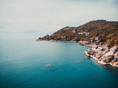 Güzel tropikal plaj ve deniz hurma ve koh samui Adası seyahat ve tatil için diğer ağacında havadan görünümü
