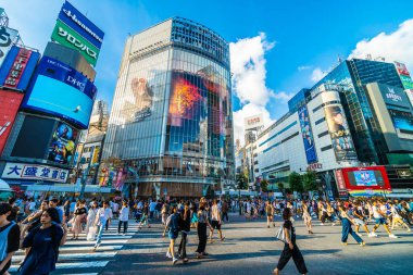 Tokyo, Japonya 29 Temmuz 2018: Shibuya kavşak veya kapısı popüler ve Simgesel Yapı yeme alışveriş için Tokyo'da yerleştirin ve yaya bir sürü burada var