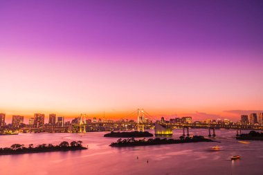 Alacakaranlık günbatımı zaman Japonya'nın tokyo şehir Gökkuşağı Köprüsü ile Cityscape bina güzel mimari