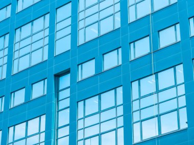 Güzel gökdelen mimarisi ve cam pencere ile kentin iş çevresinde binanın dış