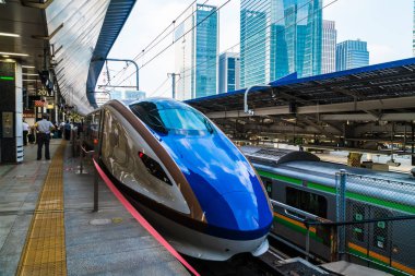 Tokyo Japonya - 5 Ağustos 2018: Japonya'da tren ve metro istasyonu uzaklıktadır popüler ulaşım