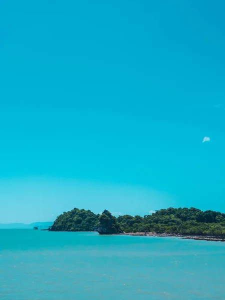 Красивий Тропічний Океан Білою Хмарою Фоні Блакитного Неба Подорожей Відпочинку — стокове фото