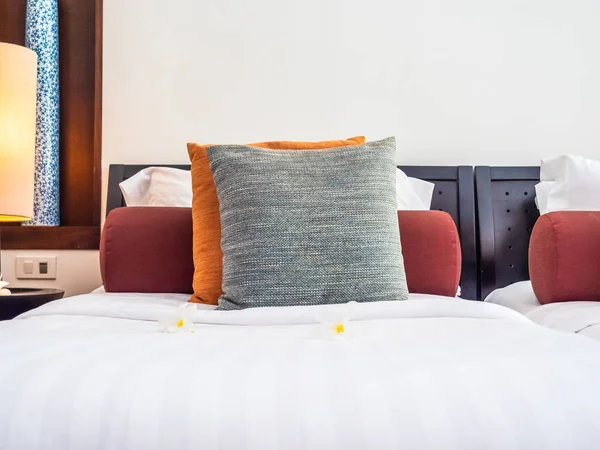 Άνετο Μαξιλάρι Κρεβάτι Φως Λαμπτήρα Διακόσμηση Στο Δωμάτιο Του Ξενοδοχείου — Φωτογραφία Αρχείου