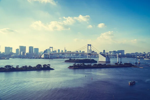 美しい建築で日本のレインボー ブリッジと東京都市の景観 — ストック写真