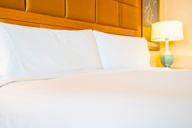 Yatakta otel yatak odası iç tablo ışık lamba süslemeli beyaz rahat yastık