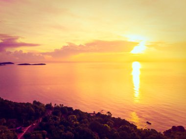 Güzel tropikal plaj ve deniz hurma ve koh samui Adası Tayland tatil ve seyahat için günbatımı zaman diğer ağacında havadan görünümü