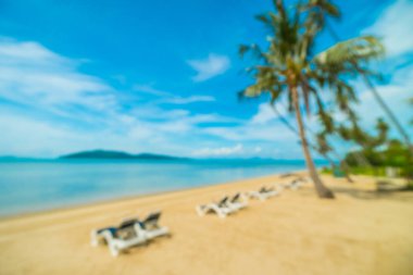 Soyut bulanıklık ve tropikal plaj ve deniz seyahat ve tatil için Hindistan cevizi hurma ağacı arka plan ile defocused