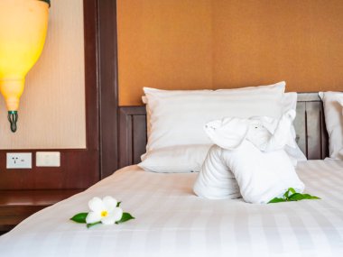 Beyaz fil havlu ve yatak otel yatak odası iç dekorasyonda rahat yastık