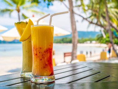 Ahşap masa relax için deniz ve okyanus manzaralı içme smoothies camına buzlu