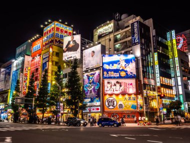 Tokyo, Japonya - 5 Ağustos 2018: bir sürü Akihabara alanı, alışveriş merkezi ve mağaza alışveriş için elektronik, video oyunları bilgisayar ve diğer yer işaretleri