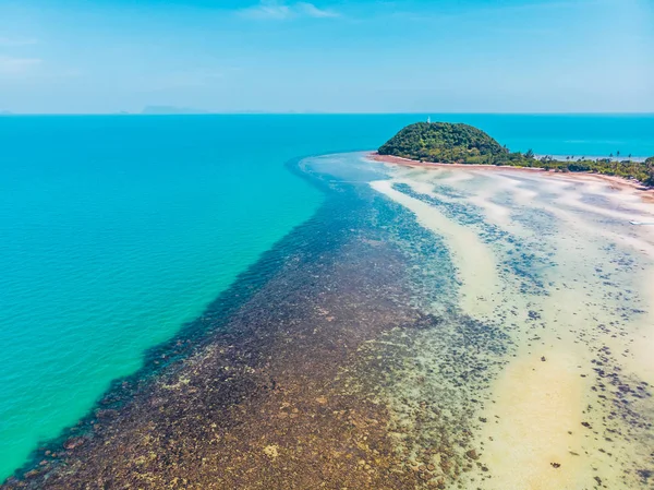 Luftaufnahme Von Schönen Tropischen Strand Und Meer Mit Bäumen Auf — Stockfoto