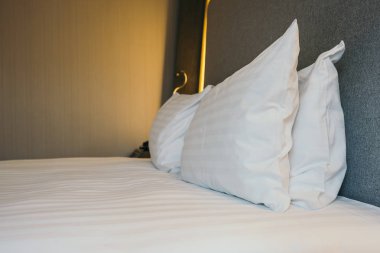 Beyaz yastık yatak otel yatak odası iç dekorasyon