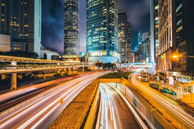 Hong Kong şehrinin dış şehir manzarası geceleri gökyüzüne yükseliyor.