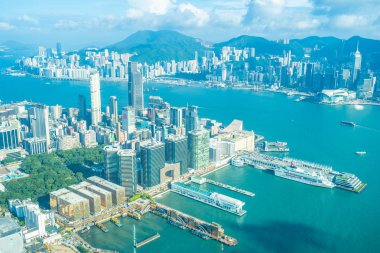 Hong Kong şehrinin güzel mimari binası mavi gökyüzünde ufuk çizgisi.