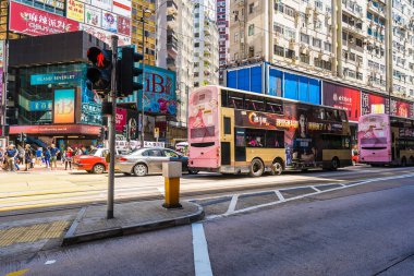 Hong kong, Çin - 15 Eylül, 2018: güzel mimari ve bina ile bir sürü insan ve trafik hong kong causeway bay çevresinde
