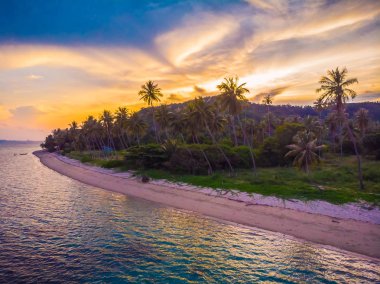 Güzel tropikal plaj ve deniz hurma ve koh samui Adası Tayland tatil ve seyahat için günbatımı zaman diğer ağacında havadan görünümü