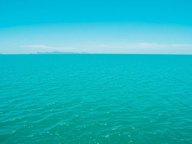 Seyahat ve tatil için mavi gökyüzü arka plan üzerinde beyaz bulut ile güzel tropikal deniz okyanus