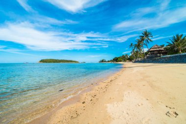 Güzel tropikal plaj deniz ve kum mavi gökyüzü ve beyaz bulut seyahat ve tatil için Hindistan cevizi hurma ağacı ile