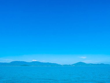 Güzel deniz ve okyanus kopya alanı için metin bulut beyaz ve mavi gökyüzü zemin üzerine