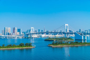 Bina Cityscape ile Gökkuşağı Köprüsü Japonya'da tokyo şehrinin güzel mimari