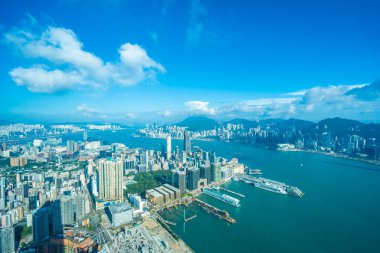 Hong Kong şehrinin güzel mimari binası mavi gökyüzünde ufuk çizgisi.