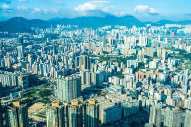 Hong Kong şehrinin güzel mimari binası mavi gökyüzünde ufuk çizgisi.