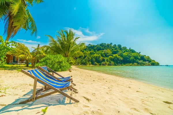 美丽的热带海滩和海与椰子棕榈树在天堂海岛为旅行和假期 — 图库照片