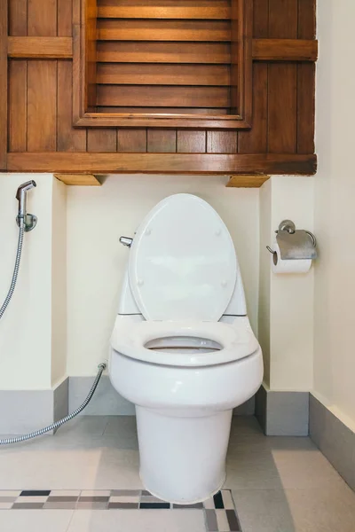Λευκό Μπωλ Κάθισμα Διακόσμηση Στο Εσωτερικό Μπάνιο — Φωτογραφία Αρχείου