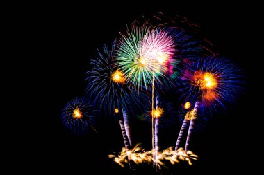 Kutlama için geceleri üzerinde siyah gökyüzü güzel renk havai fişek