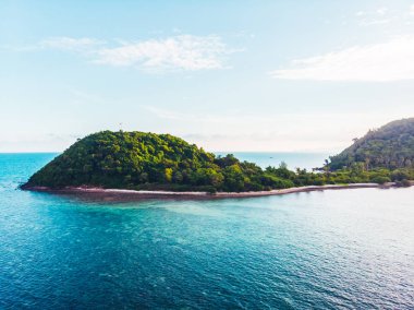 Seyahat ve tatil için adada güzel tropikal plaj ve deniz ağaçları ile havadan görünümü