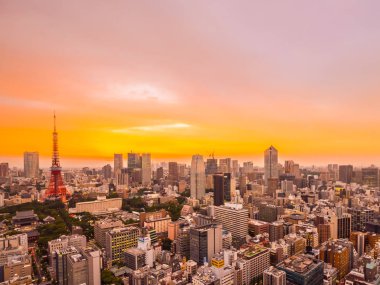 Şehir Japonya'da günbatımı zamanı, güzel mimarisi ve tokyo kule