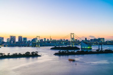 Alacakaranlık günbatımı zaman Japonya'nın tokyo şehir Gökkuşağı Köprüsü ile Cityscape bina güzel mimari