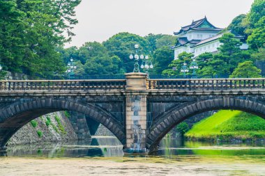 Güzel eski mimari İmparatorluk Sarayı Kalesi hendek ve Tokyo şehir Japonya köprüsünde