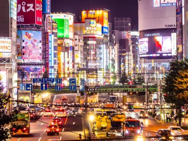 Tokyo Japonya, Shinjuku: 3 Ağustos 2018: güzel cityscape ark