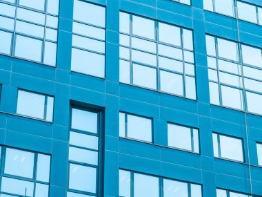 Güzel gökdelen mimarisi ve cam pencere ile kentin iş çevresinde binanın dış