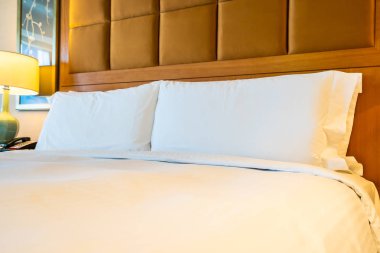 Yatakta otel yatak odası iç tablo ışık lamba süslemeli beyaz rahat yastık