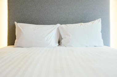 Beyaz yastık yatak otel yatak odası iç dekorasyon
