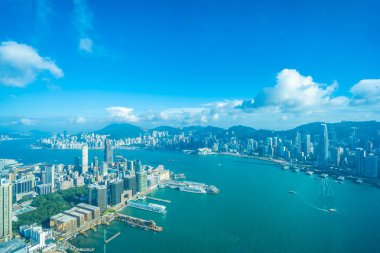 Hong Kong şehrinin güzel mimari binası mavi gökyüzünde ufuk çizgisi.