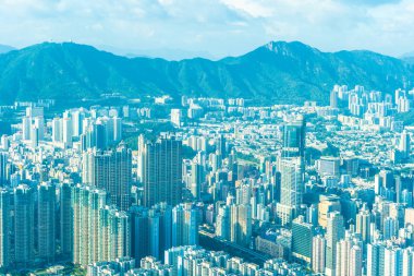 Hong Kong şehrinin güzel mimari binası mavi gökyüzünde ufuk çizgisi.