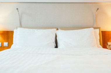 Beyaz yastık yatak otel yatak odası iç dekorasyon