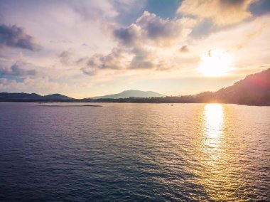 Güzel tropikal plaj ve deniz hurma ve koh samui Adası Tayland tatil ve seyahat için gündoğumu zaman diğer ağacında havadan görünümü